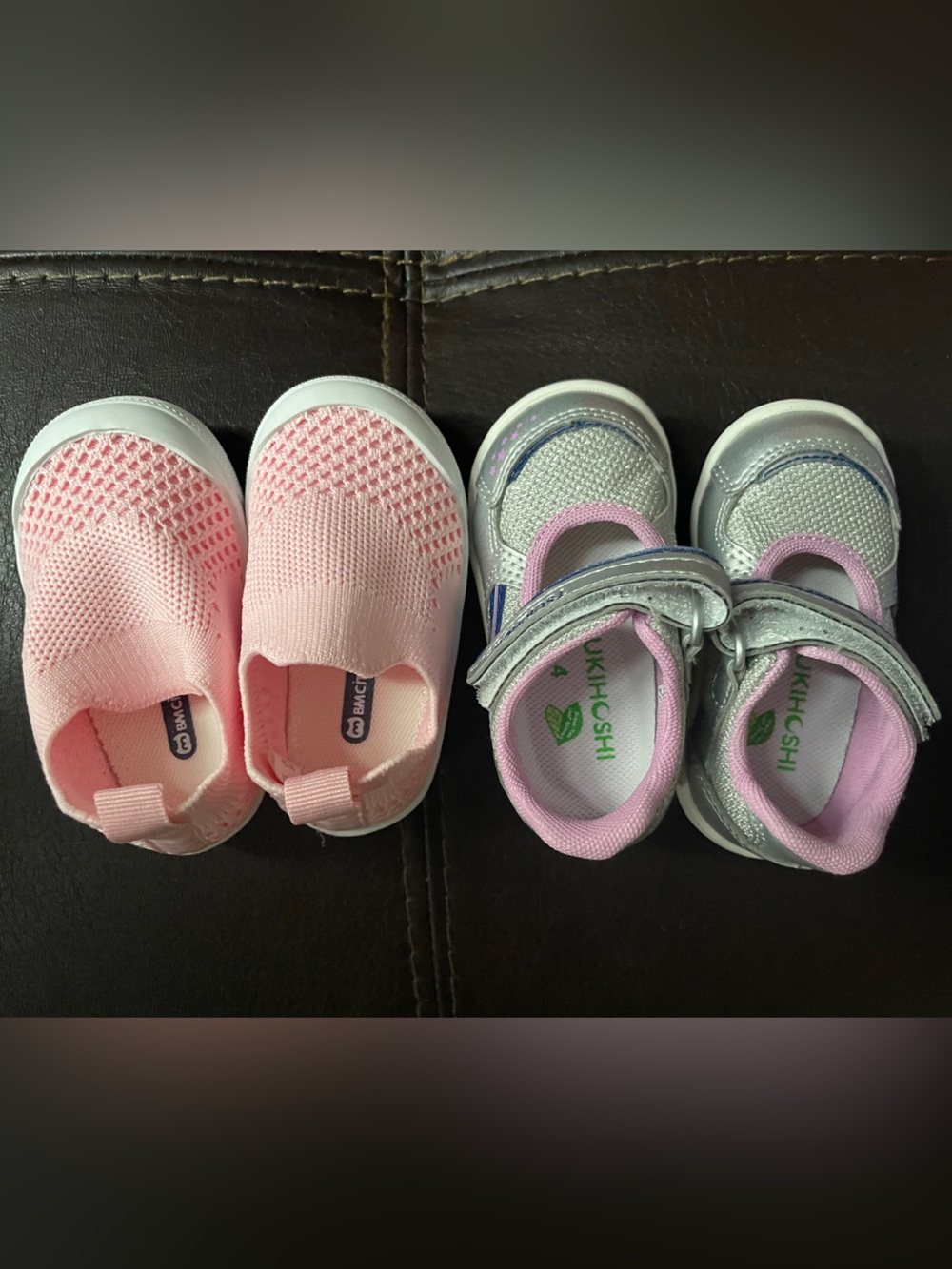 2 pains of baby girl walking shoes size 4